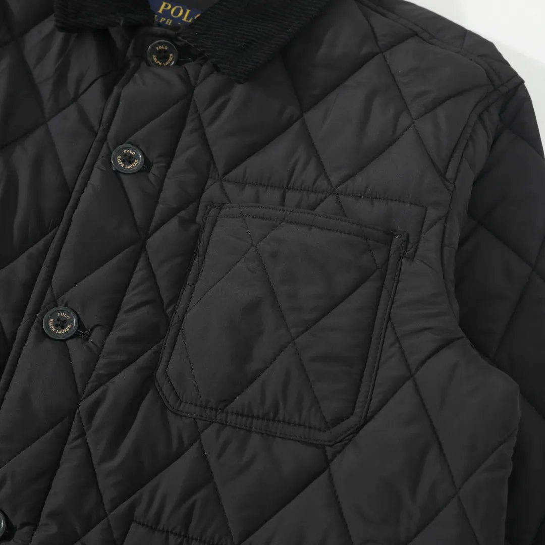P370 #R50 Ralph Lauren/Ralph Lauren classic old money style workwear rhombus retro cotton jacket. Inspired by retro workwear, it reshapes the contemporary British style. Imported machine-pressed diamond quilting technology, every quilting line is accurately aligned, and the details are full of ingenuity; three-dimensional tailoring creates a neat H-shaped silhouette, and it can still remain light and straight when worn in multiple layers in autumn and winter. Customized metal buttons, low-key embellished textured corduroy lapel design, full of retro atmosphere, 37.5° temperature control black technology, breathable and moisture-proof, locks in temperature and sweat, waterproof and snow-proof fabric, no fear of bad weather, anti-run cotton patented technology, warm and soft, long-wearing without deformation, five high-end colors: navy | khaki | black | green | brown, easily suitable for commuting, leisure, and travel. Wearing one piece gives off a calm temperament of "old money style", and you can have both style and warmth in low-temperature weather.  Color: Navy blue, black, khaki, military green, brown Size: S M L